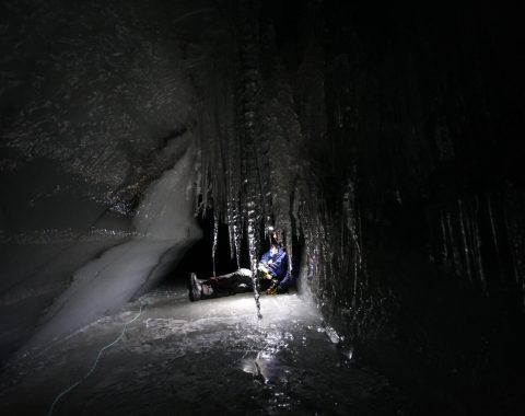 Med hundeslede til isgrotta NO